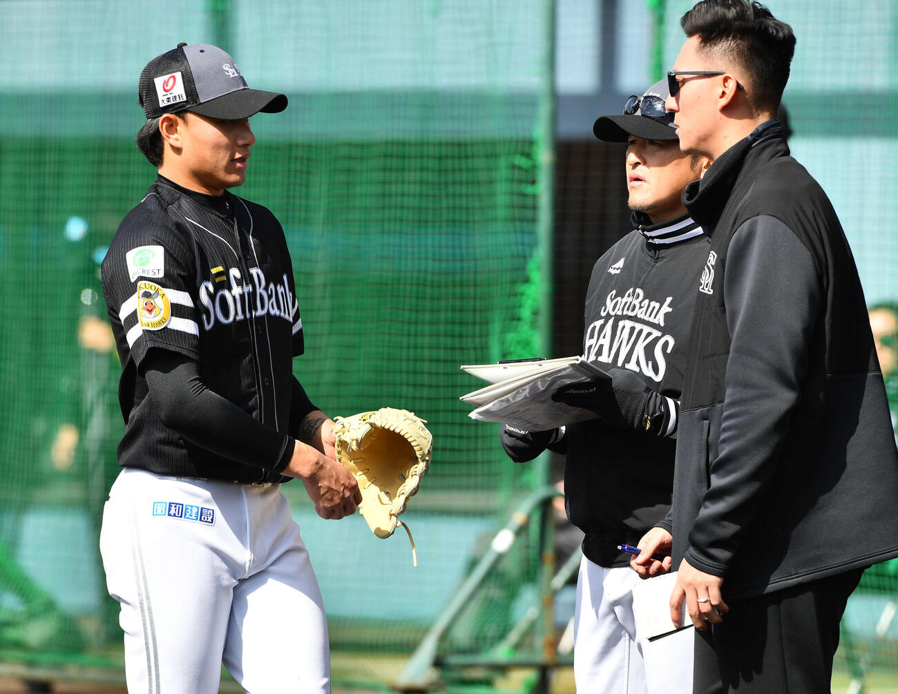 ライブBPの登板を終えたソフトバンク徐（左）は倉野コーチ（右から2人目）と話す（撮影・岩下翔太）