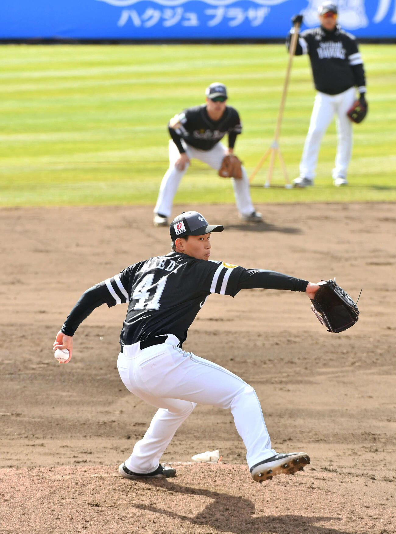 ライブBPで小久保監督（右奥）が見守る前で投球するソフトバンク前田悠（撮影・岩下翔太）
