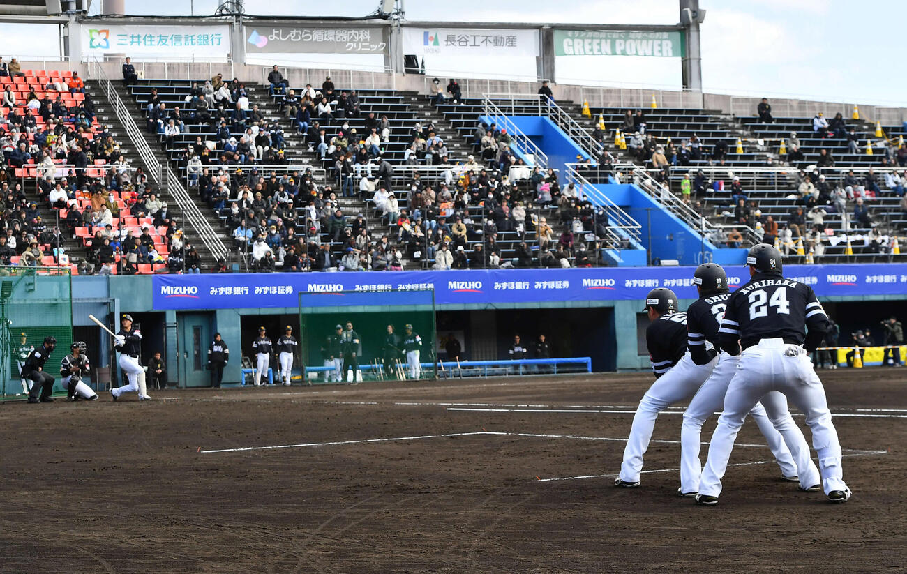 ライブBPで笹川の打席中、秋広（右から3人目）の後ろに隠れるソフトバンク周東（右から2人目）と栗原（撮影・岩下翔太）