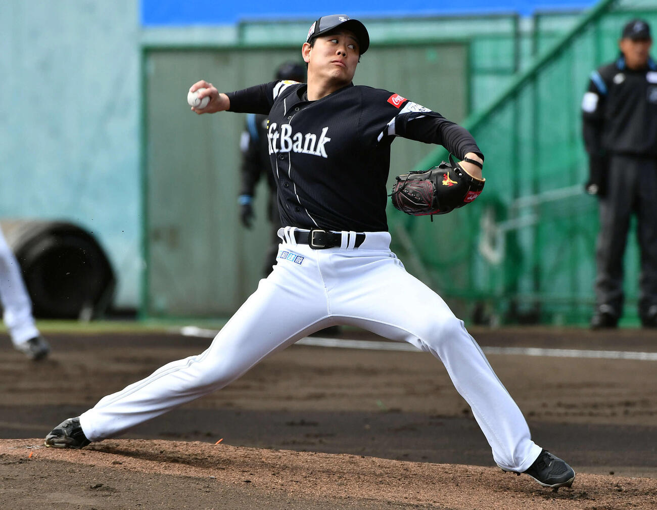 ライブBPに登板したソフトバンク上茶谷（撮影・岩下翔太）