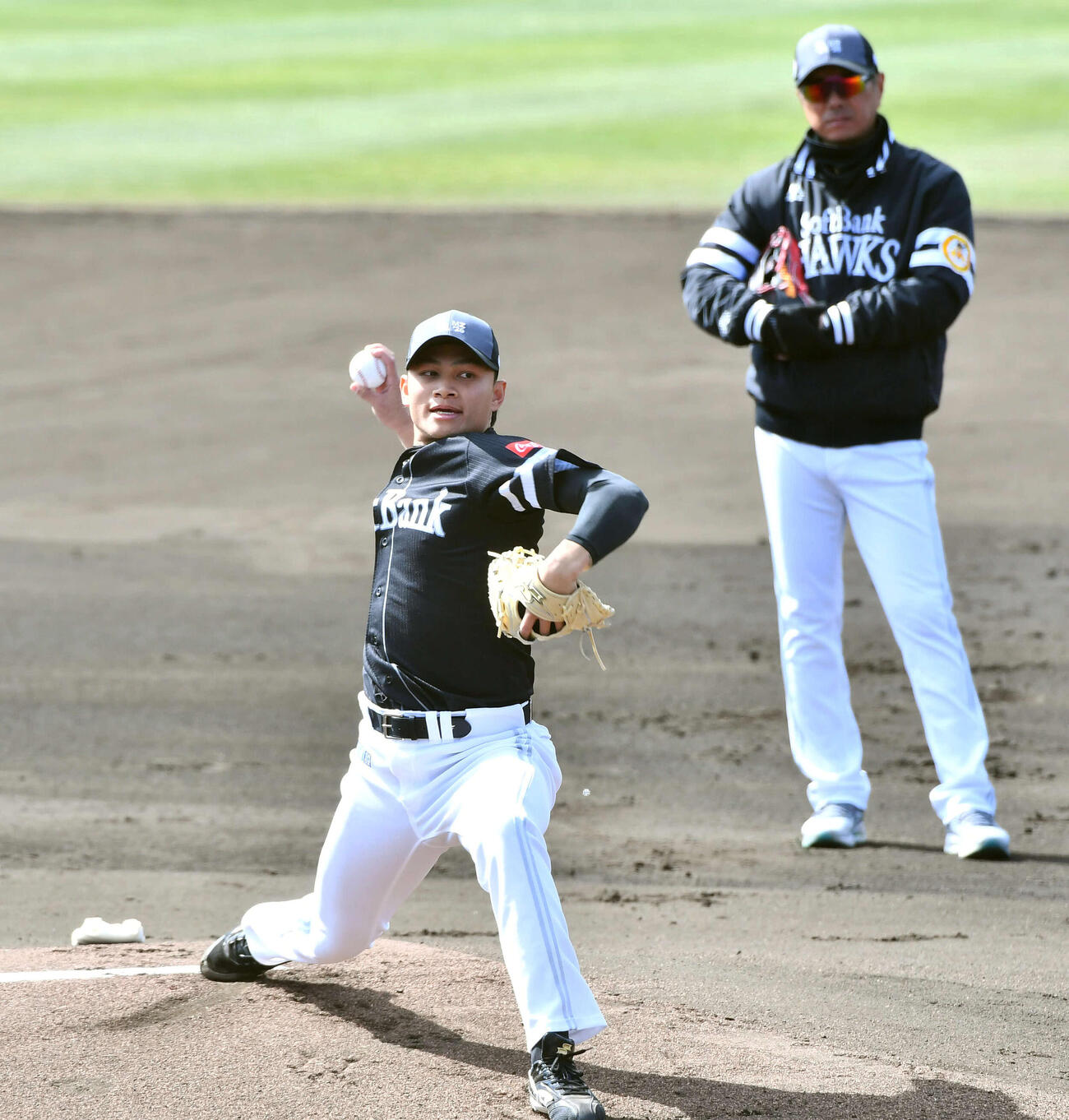 ライブBPで小久保監督（右）が見守る前で投球練習を行うソフトバンク徐（撮影・岩下翔太）