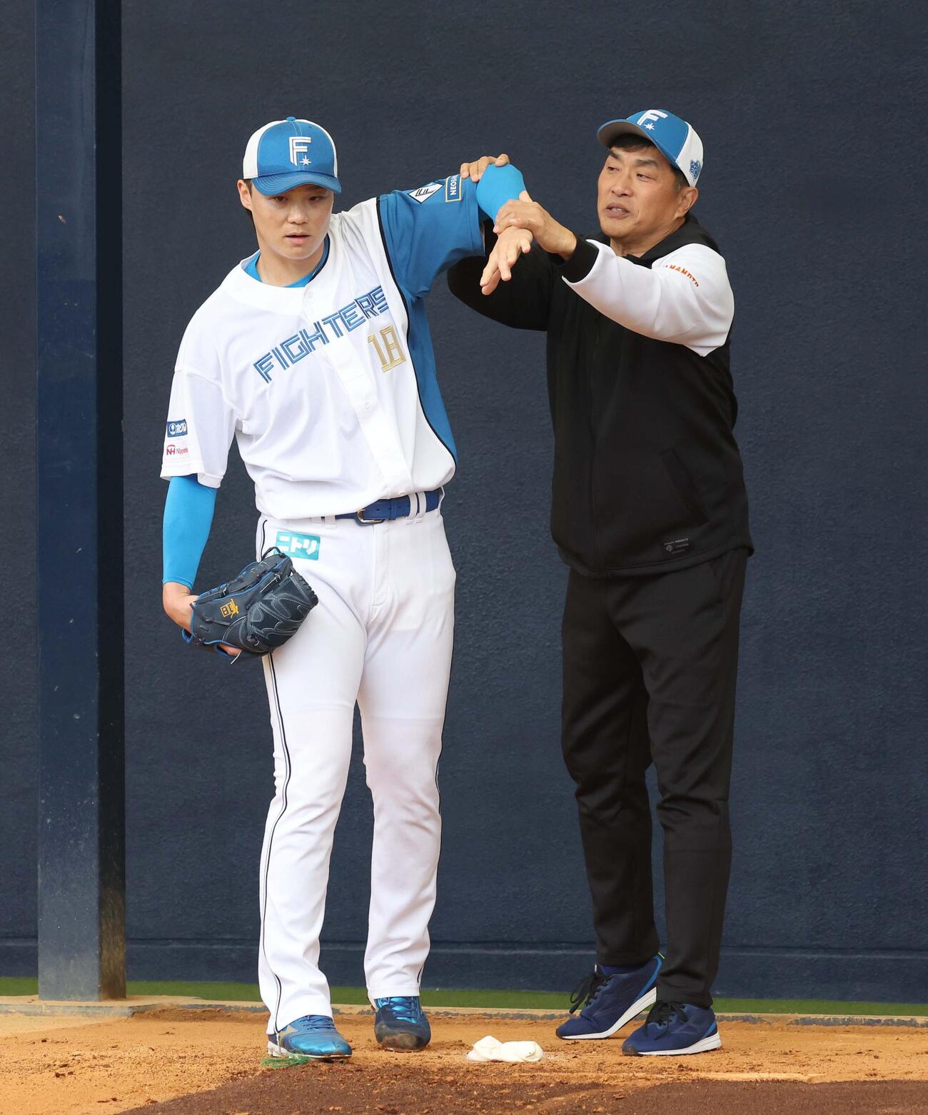 山崎を指導する山本臨時投手コーチ（撮影・黒川智章）