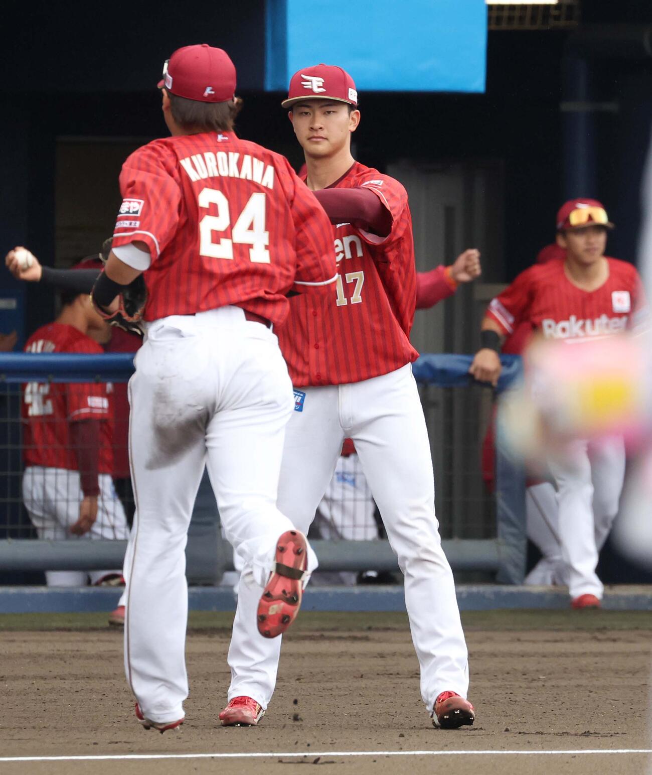 日本ハム対楽天　1回裏、無失点に抑えナインを出迎える古謝（撮影・黒川智章）