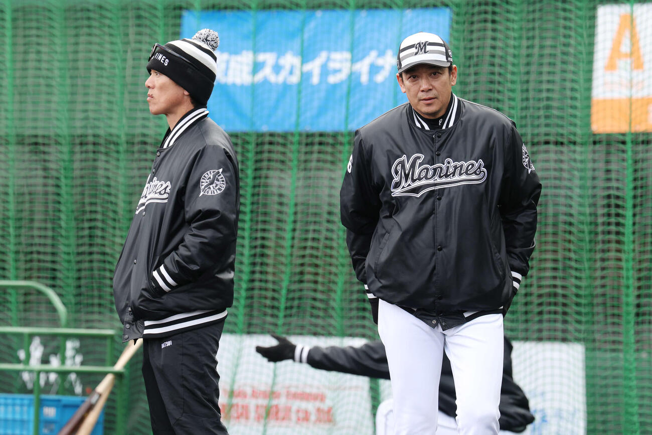 ライブBPを見守るロッテ松井臨時コーチ（左）とサブロー監督（撮影・宮地輝）