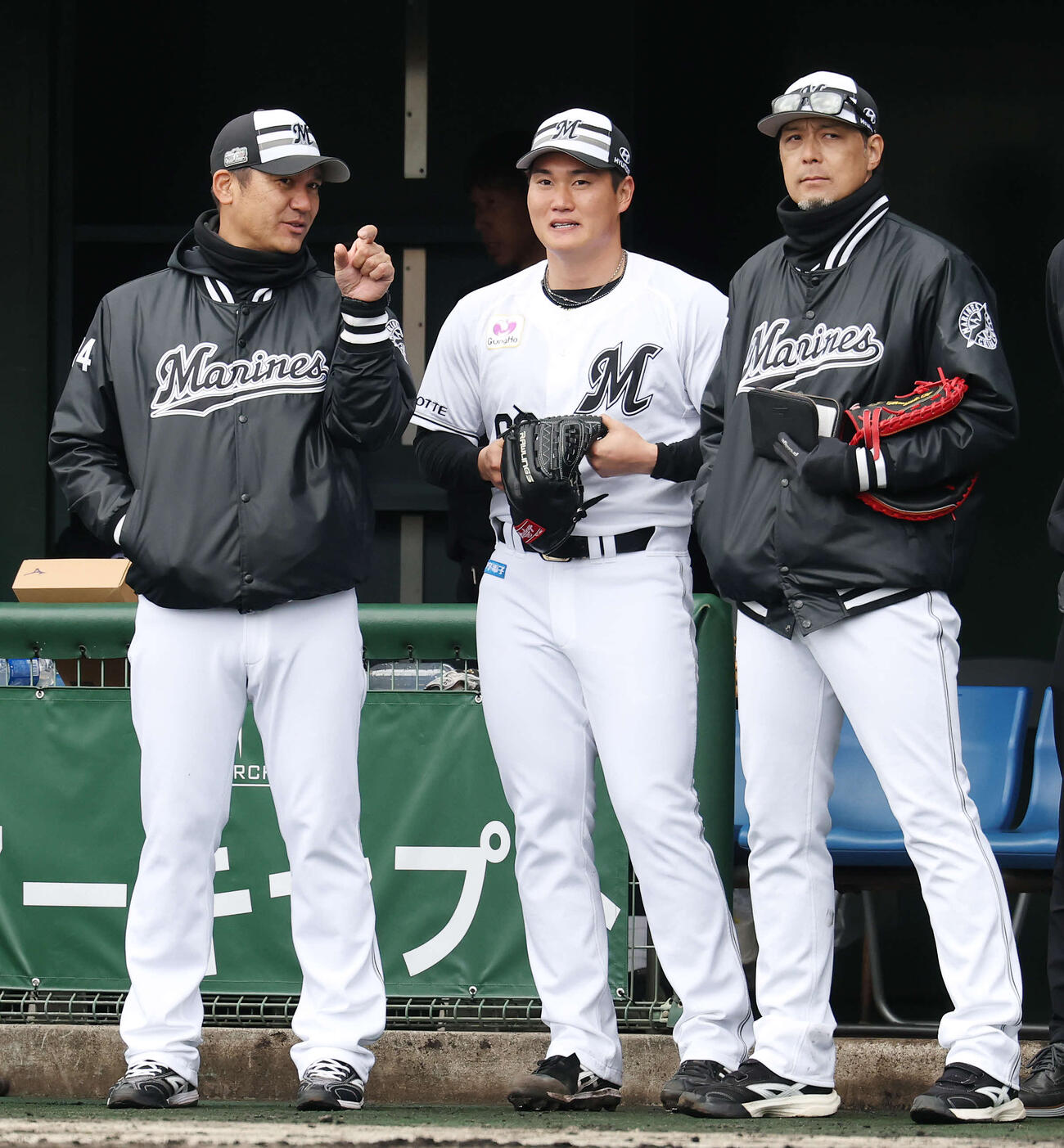 ライブBPでの登板を終えロッテ黒木投手コーチ（左）と小林投手コーチ（右）と言葉を交わす大聖（撮影・宮地輝）