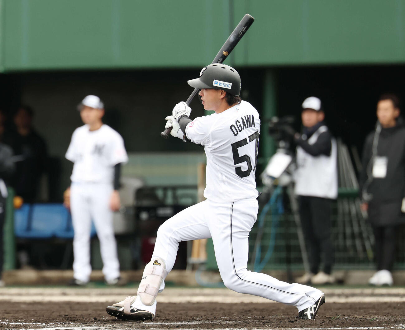 ライブBPで右前打を放つロッテ小川（撮影・宮地輝）