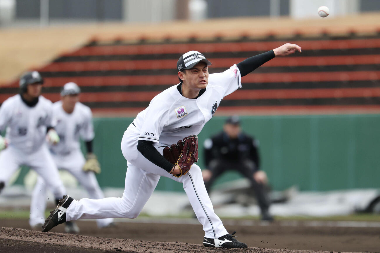 ライブBPで登板するロッテ毛利（撮影・宮地輝）