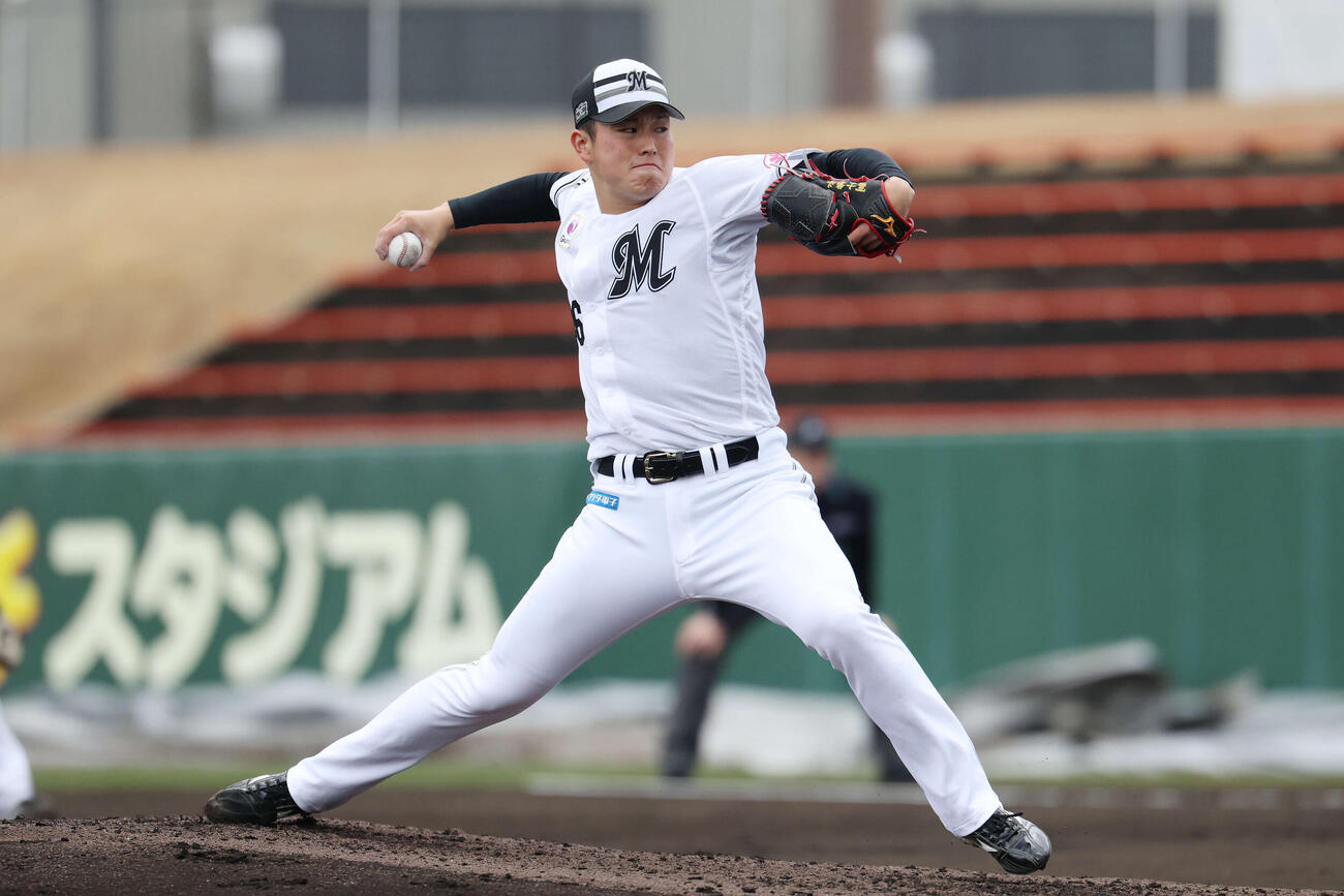 ライブBPで登板するロッテ冨士（撮影・宮地輝）