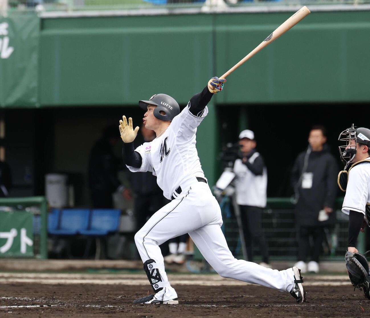 ライブBPで中前打を放つロッテ石垣勝（撮影・宮地輝）