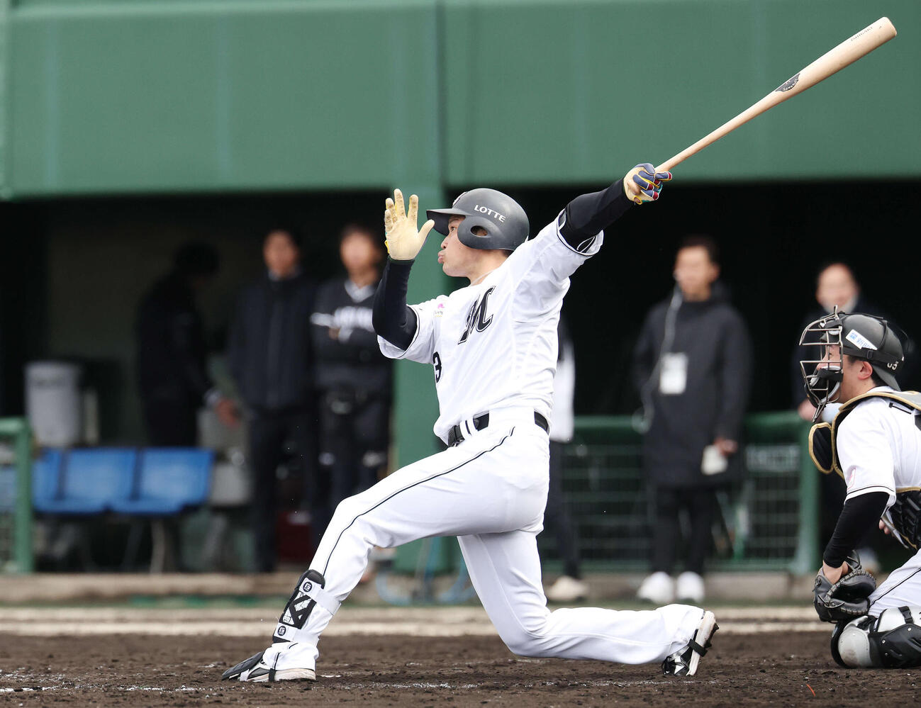 ライブBPで中前打を放つロッテ石垣勝（撮影・宮地輝）