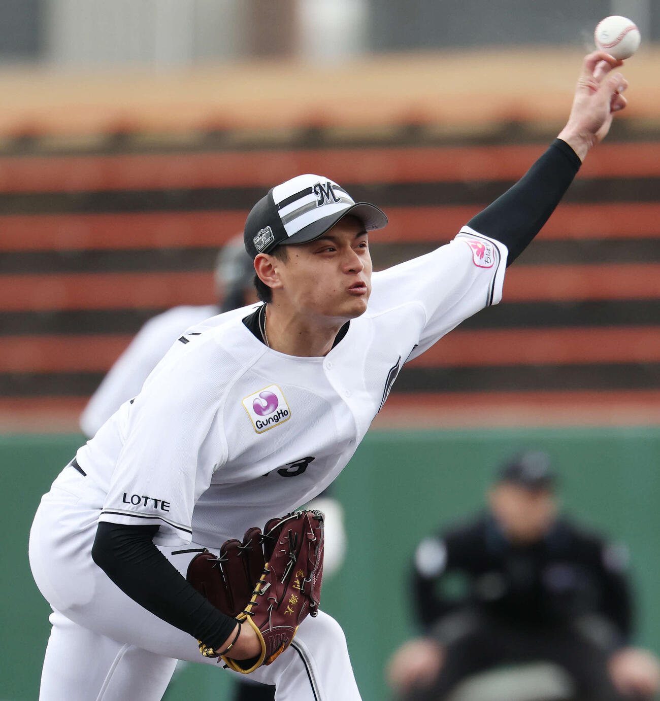 ライブBPで登板するロッテ毛利（撮影・宮地輝）