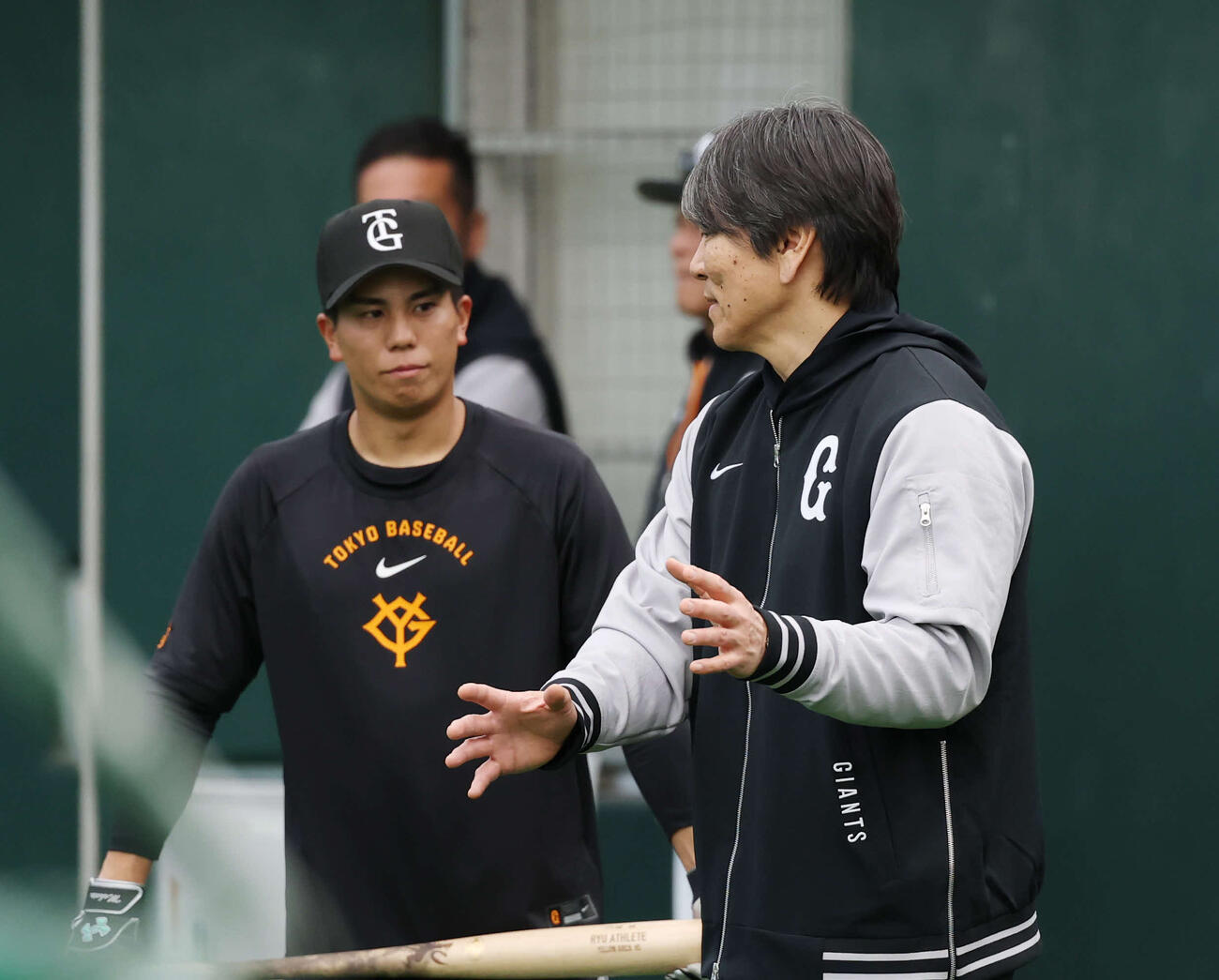 巨人門脇（左）は松井秀喜臨時コーチに教えを請う（撮影・増田悦実）