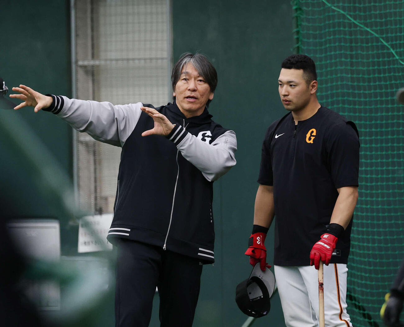 巨人藤井（右）は松井秀喜臨時コーチに教えを請う（撮影・増田悦実）