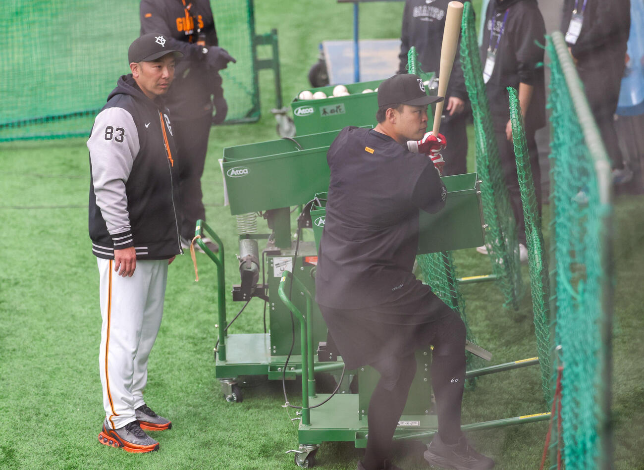 巨人阿部監督（左）に指導を受ける荒巻（撮影・増田悦実）