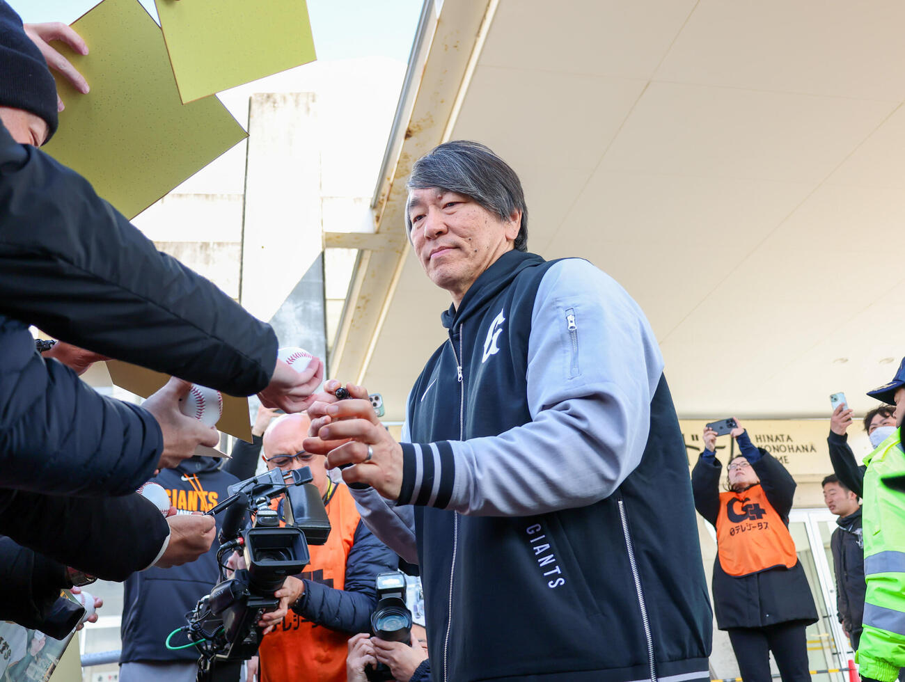 ファンの声に応えサインをする松井秀喜氏（撮影・増田悦実）