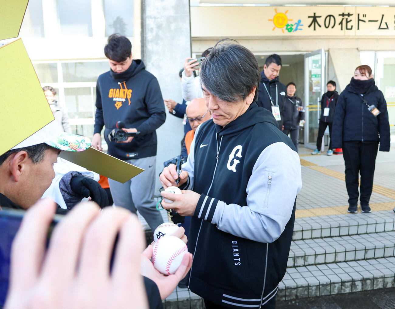ファンの声に応えサインをする松井秀喜氏（撮影・増田悦実）