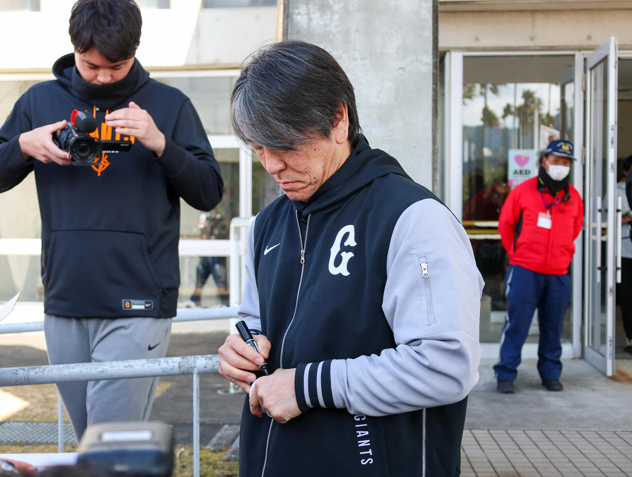 ファンの声に応えサインをする松井秀喜氏（撮影・増田悦実）