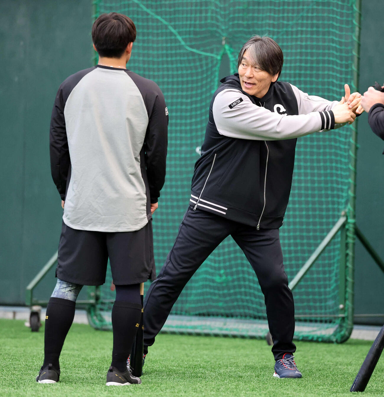 巨人石塚（左）を身ぶり手ぶりで指導する松井臨時コーチ（撮影・浅見桂子）