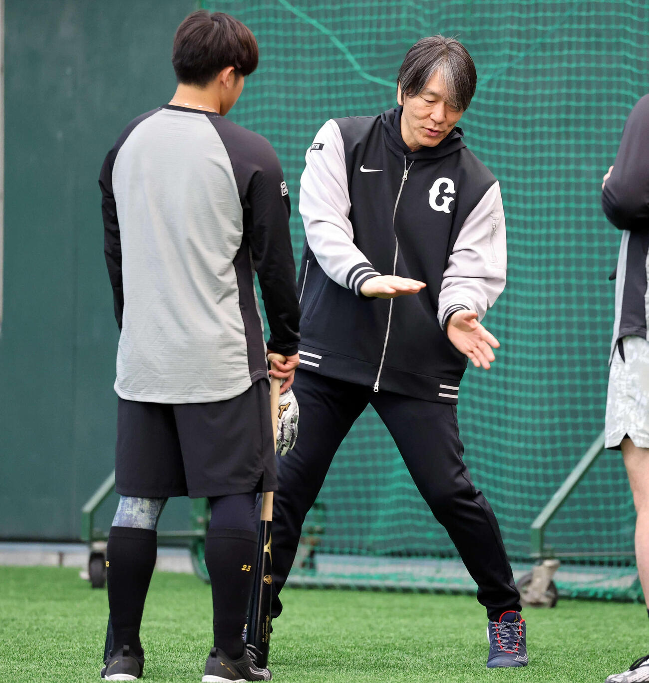 巨人石塚（左）を身ぶり手ぶりで指導する松井臨時コーチ（撮影・浅見桂子）