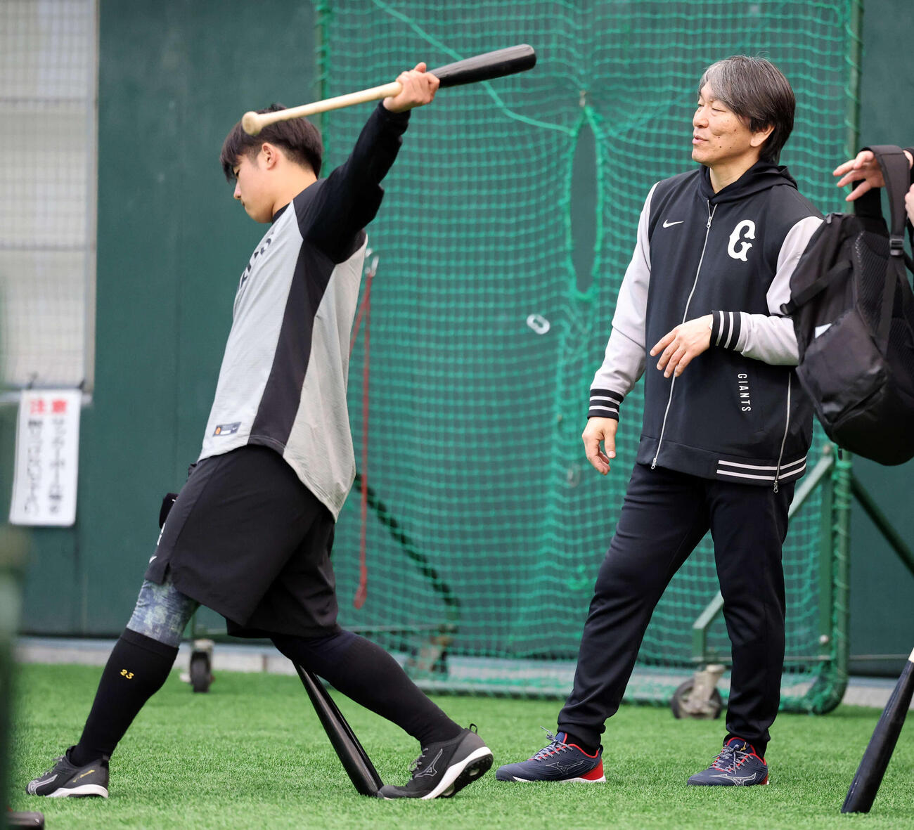 巨人石塚（左）を指導する松井臨時コーチ（撮影・浅見桂子）