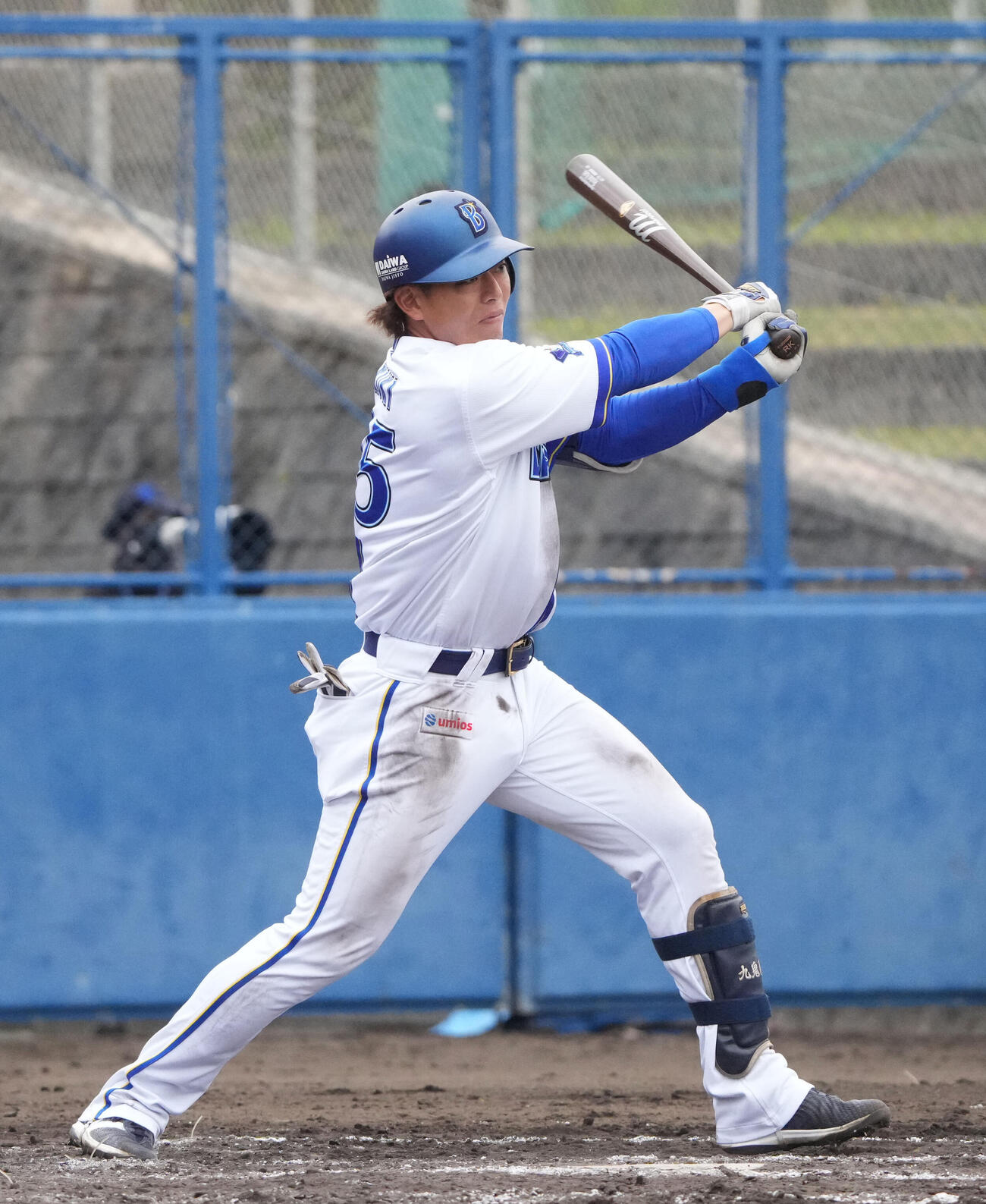 練習試合DeNA対中日　7回裏DeNA2死一、三塁、右適時打を放つ九鬼（撮影・森本幸一）