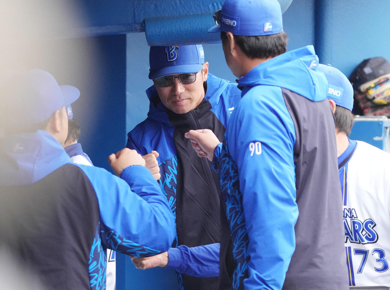 練習試合DeNA対中日　試合終了、相川監督（左から2人目）ベンチでスタッフとタッチを交わす（撮影・森本幸一）