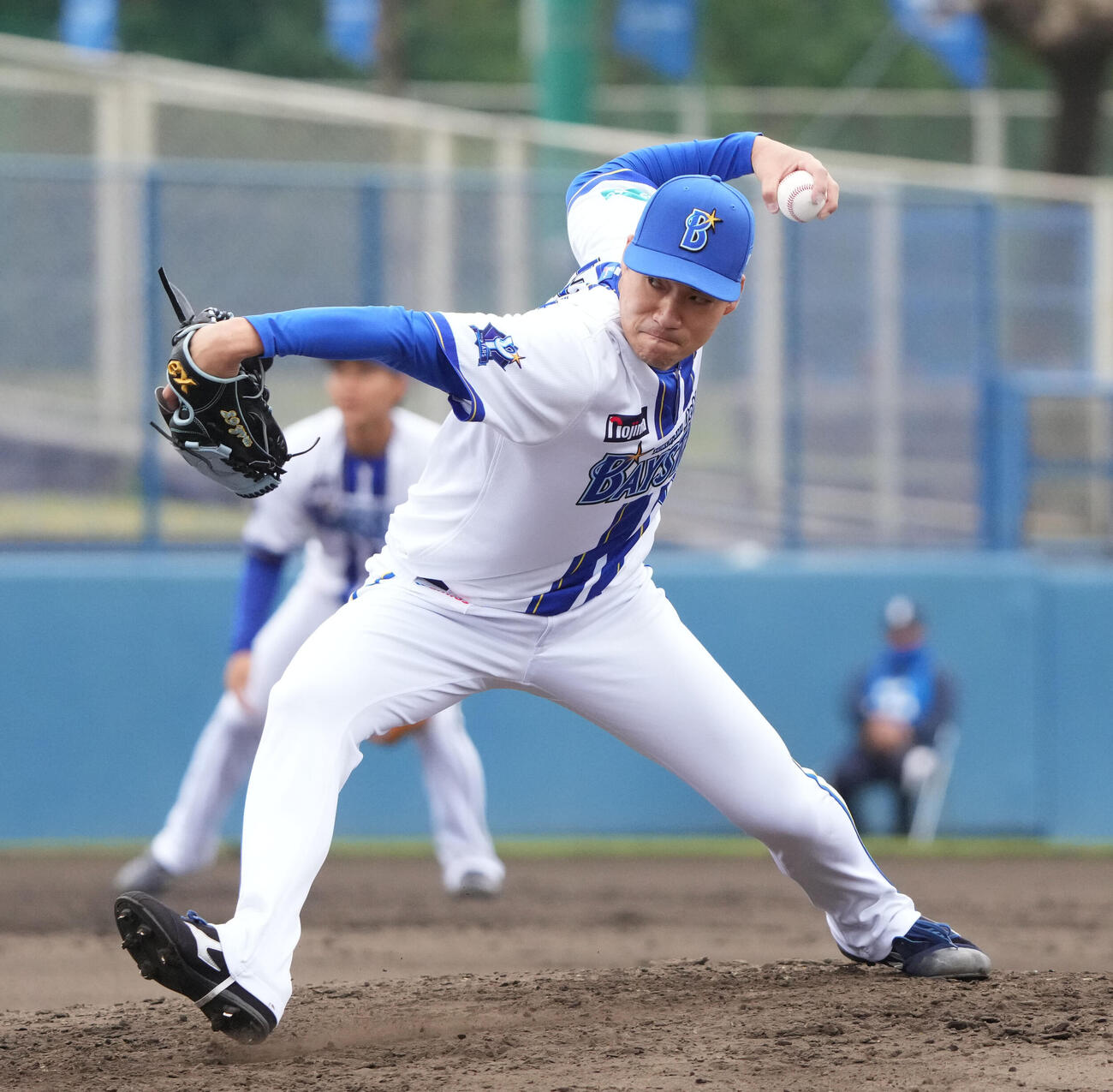 練習試合DeNA対中日　4回表、DeNA3番手で登板する岩田（撮影・森本幸一）
