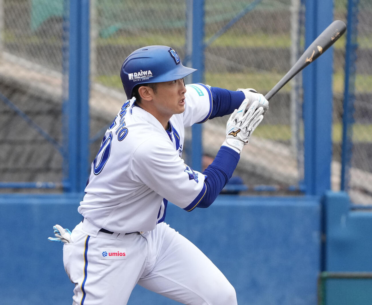 練習試合DeNA対中日　5回裏DeNA2死一、二塁、左適時二塁打を放つ山本（撮影・森本幸一）