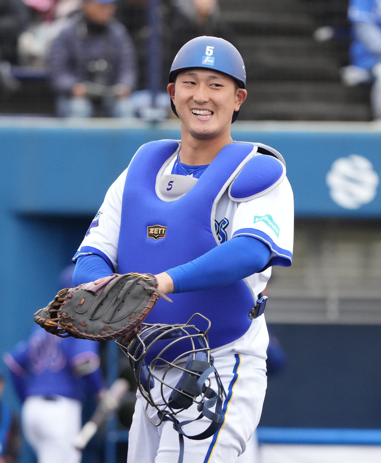 練習試合DeNA対中日　4回表中日2死一塁、知野の盗塁を刺しベンチへ戻る松尾（撮影・森本幸一）