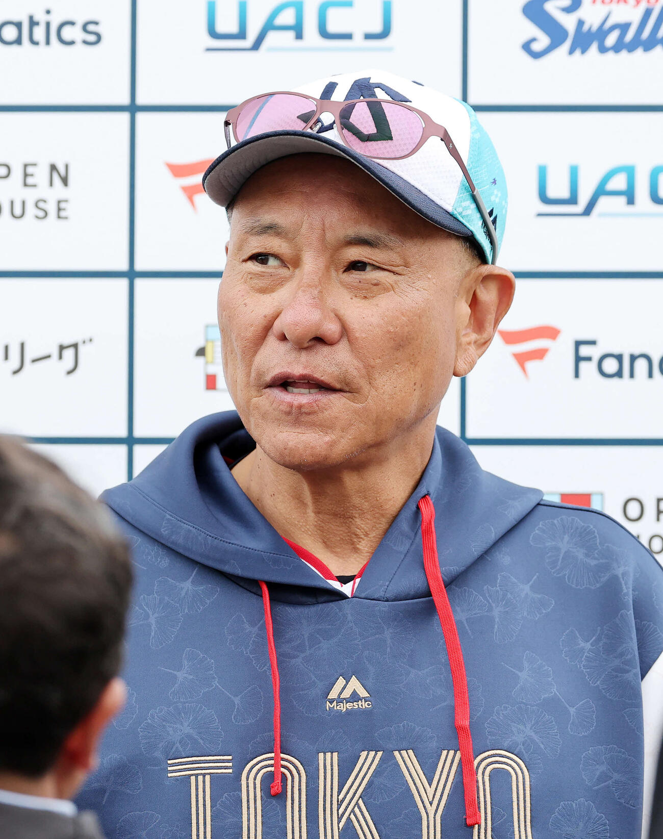 報道陣の質問に答えるヤクルト池山監督（撮影・鈴木正人）　