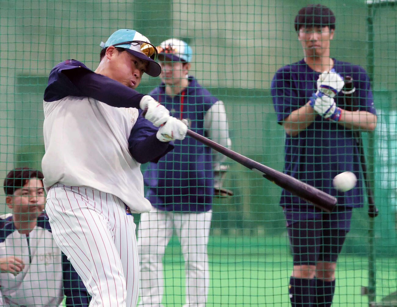 打撃練習するヤクルト丸山和（撮影・鈴木正人）　