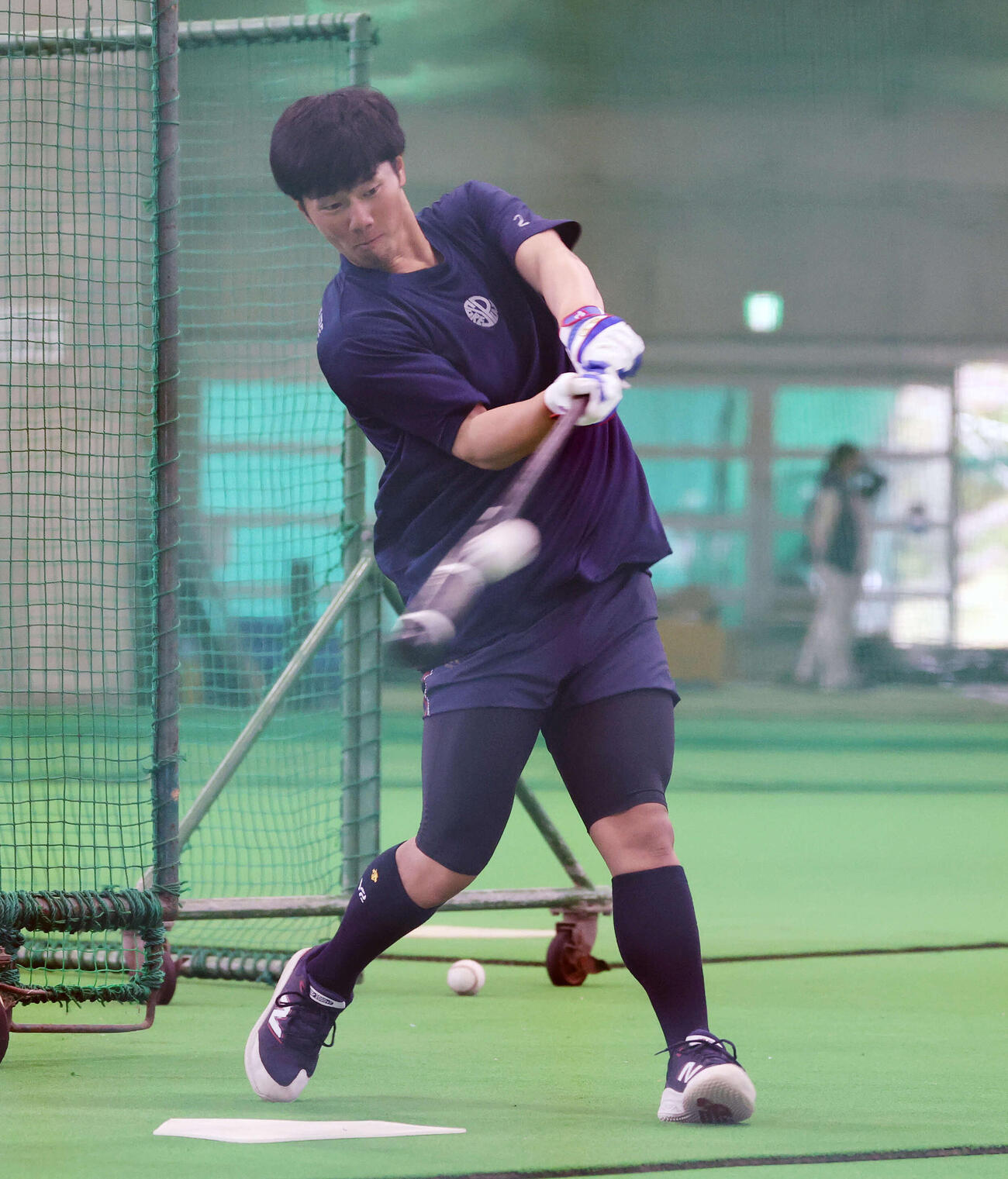 打撃練習するヤクルト古賀（撮影・鈴木正人）　