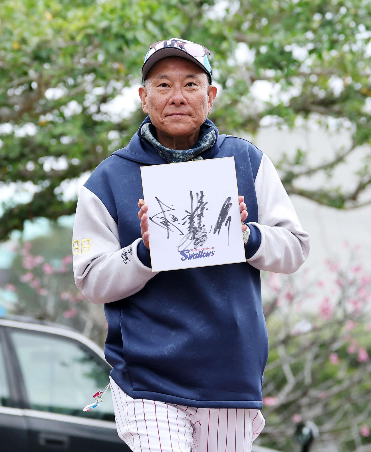 サインを見せるヤクルト池山監督（撮影・鈴木正人）　
