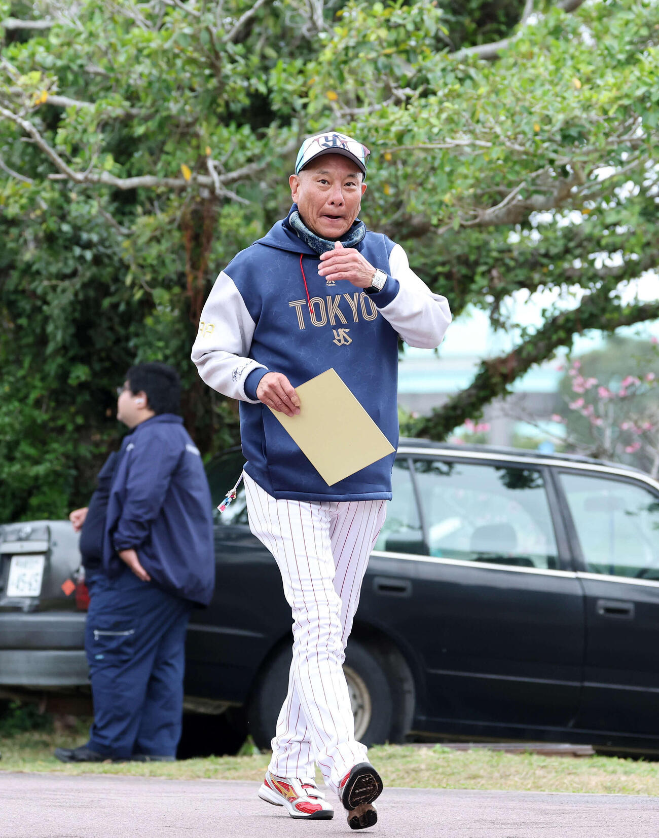 サイン会を終え引き揚げるヤクルト池山監督（撮影・鈴木正人）　
