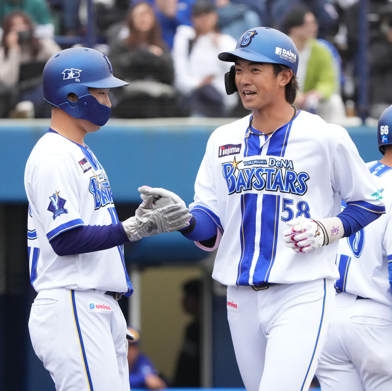練習試合DeNA対中日　2回裏DeNA無死一塁、梶原（右）は左中間へ2点本塁打を放ち生還する（撮影・森本幸一）