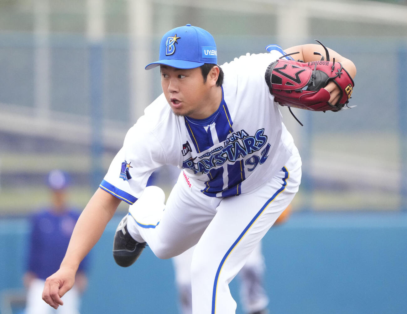 練習試合DeNA対中日　8回表、DeNA7番手で登板する堀岡（撮影・森本幸一）