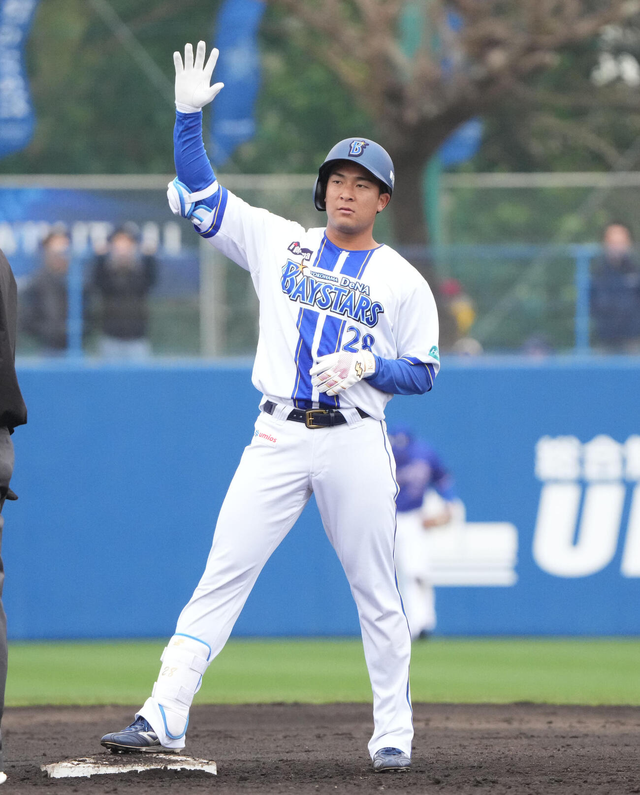 練習試合DeNA対中日　8回裏DeNA1死二塁、左適時二塁打を放つ勝又（撮影・森本幸一）