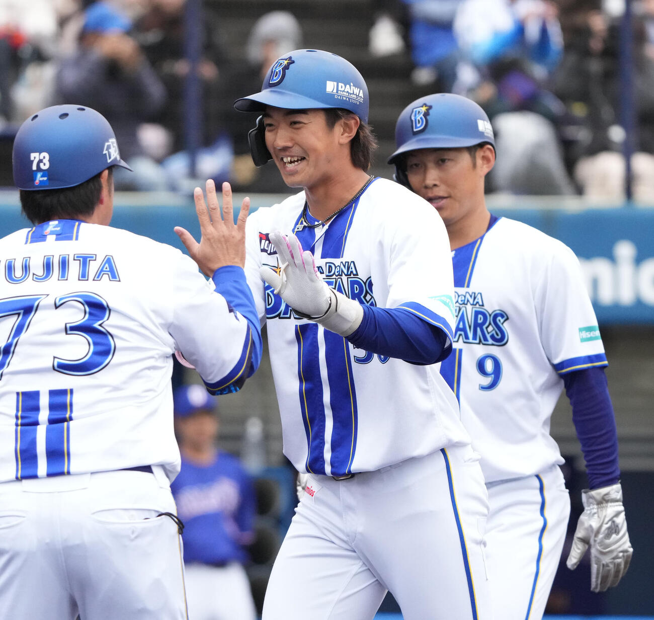練習試合DeNA対中日　2回裏DeNA無死一塁、梶原（中央）は左中間へ2点本塁打を放ち生還する（撮影・森本幸一）