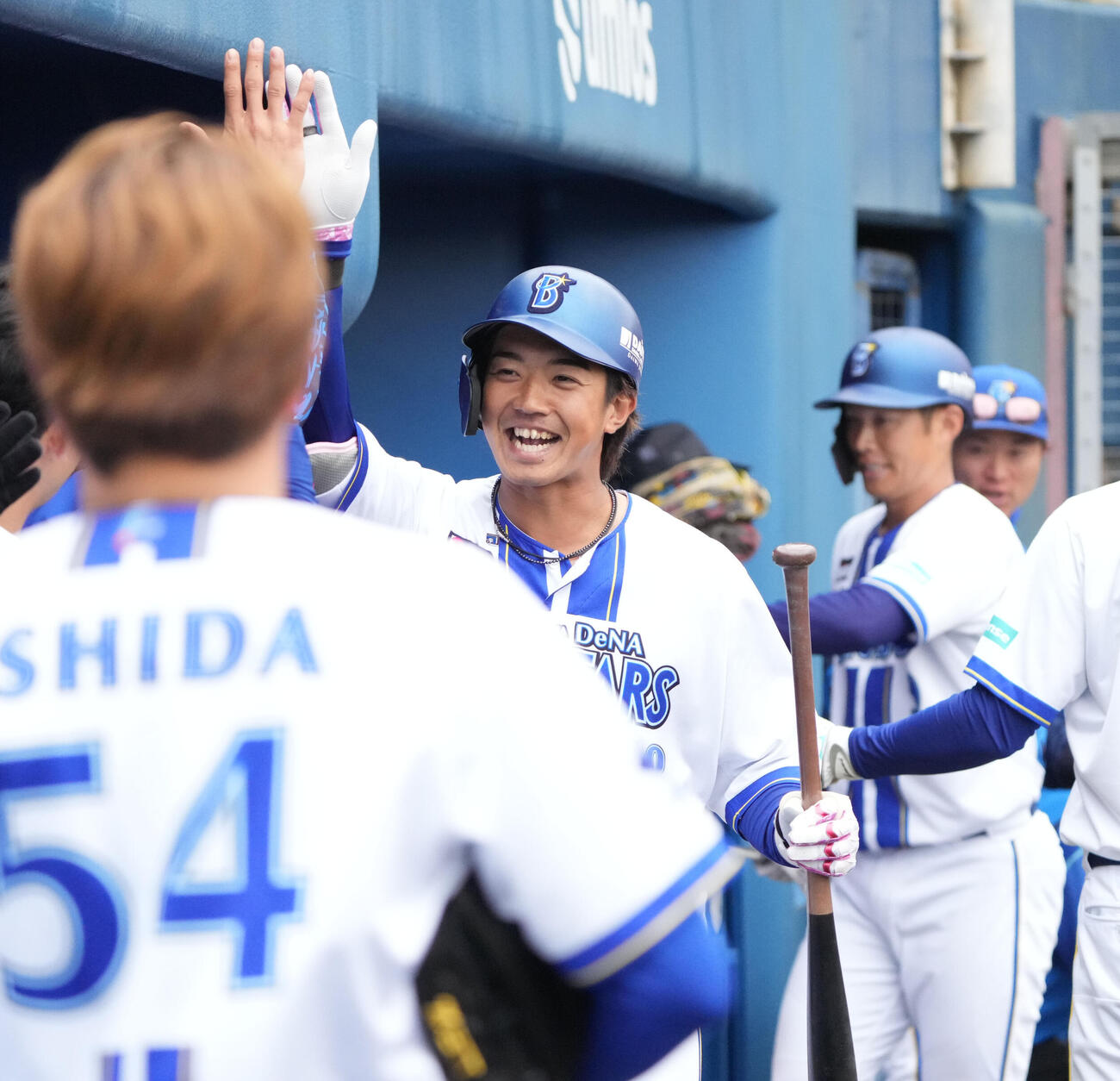 練習試合DeNA対中日　2回裏DeNA無死一塁、梶原（中央）は左中間へ2点本塁打を放ち生還する（撮影・森本幸一）