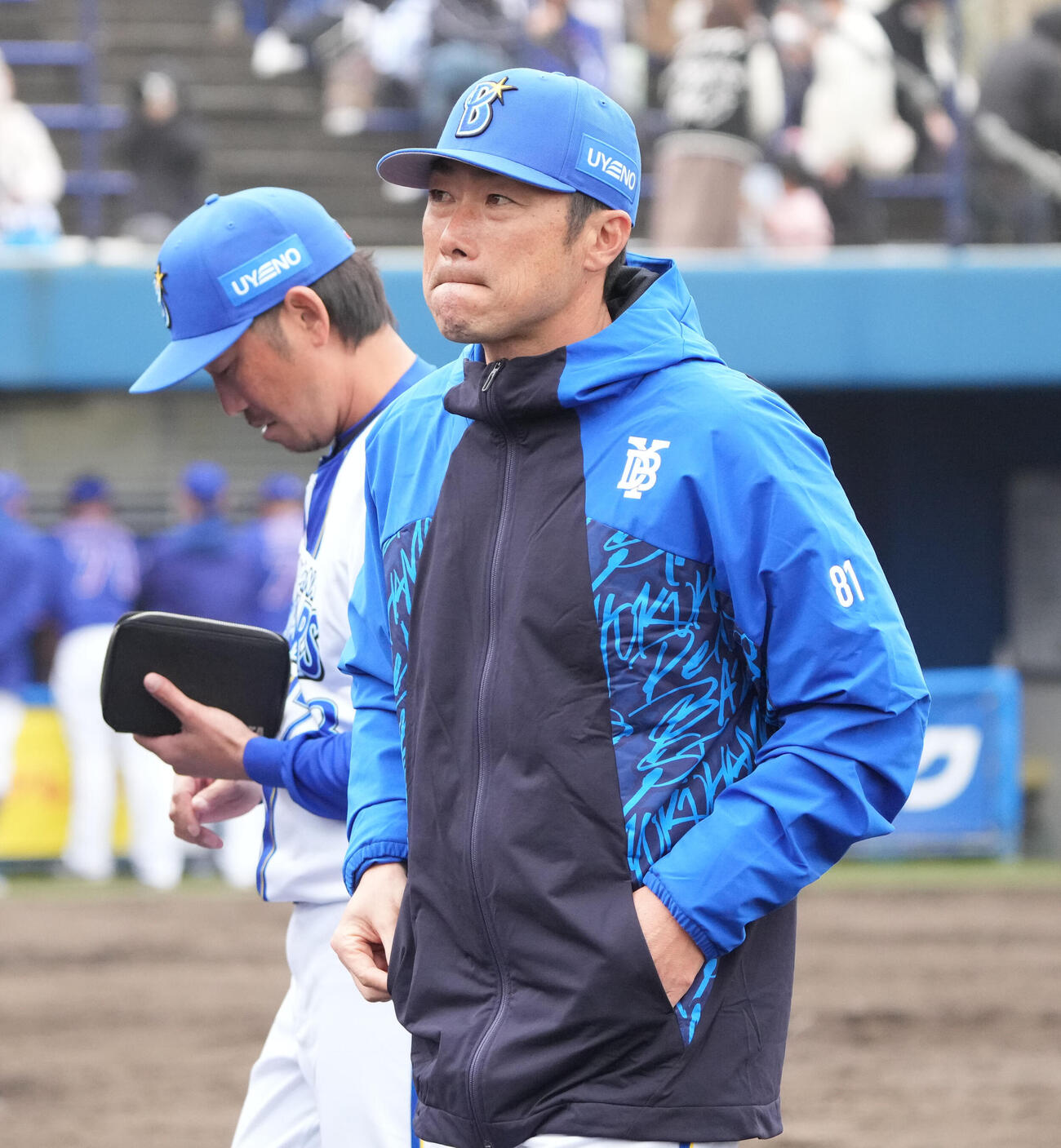練習試合DeNA対中日　試合終了、相川監督（右）は中日に勝利しナインを迎え唇をかみしめる（撮影・森本幸一）