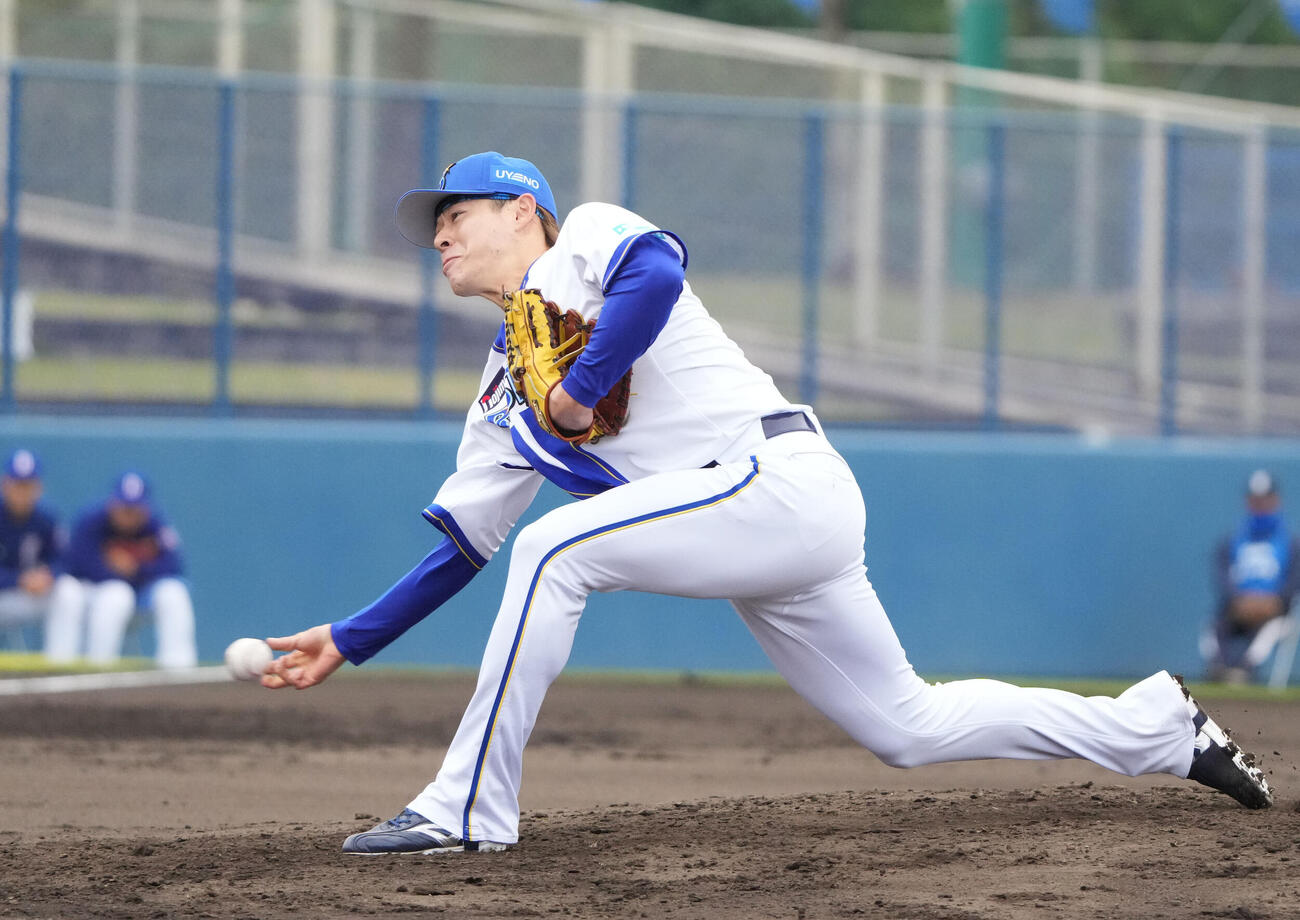 練習試合DeNA対中日　3回表、DeNA2番手で登板する中川颯（撮影・森本幸一）
