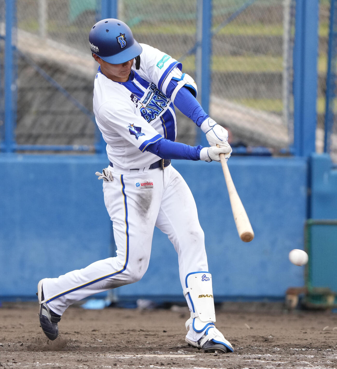 練習試合DeNA対中日　5回裏DeNA1死一、三塁、左適時打を放つ成瀬（撮影・森本幸一）