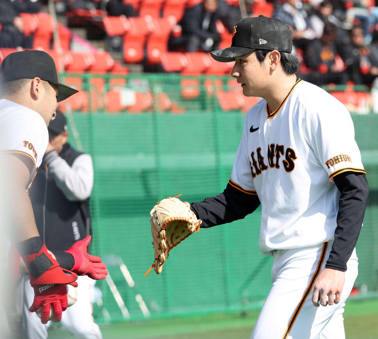 巨人紅白戦　6回表紅組の攻撃を3人でピシャリと抑えた竹丸（右）は藤井とグラブタッチ（撮影・浅見桂子）