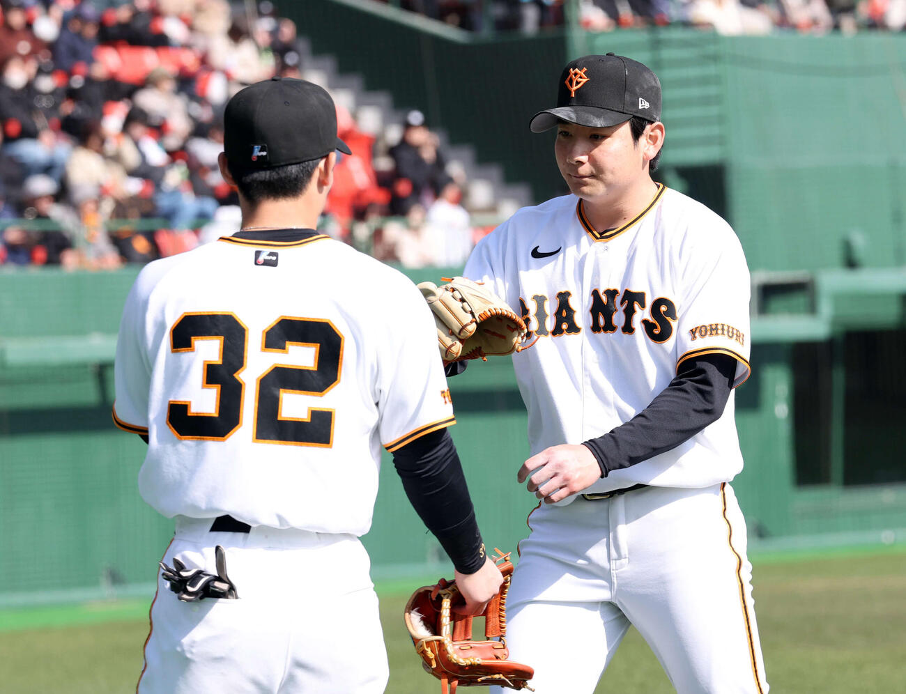 巨人紅白戦　6回表紅組の攻撃を3人でピシャリと抑えた竹丸（右）は浦田とグラブタッチ（撮影・浅見桂子）