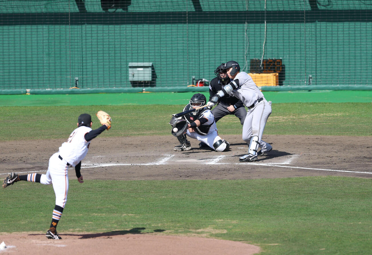 巨人紅白戦　6回表紅組の攻撃で登板した竹丸は石塚を三振に抑える（撮影・増田悦実）