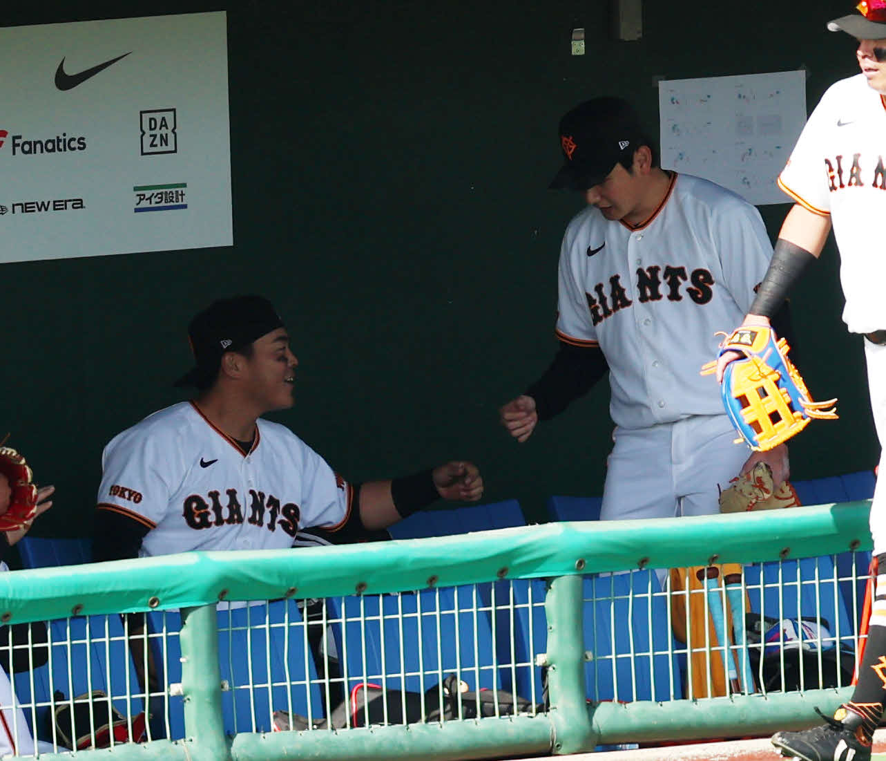 巨人紅白戦　6回表紅組の攻撃を抑えた竹丸（右）は山瀬とタッチを交わす（撮影・増田悦実）