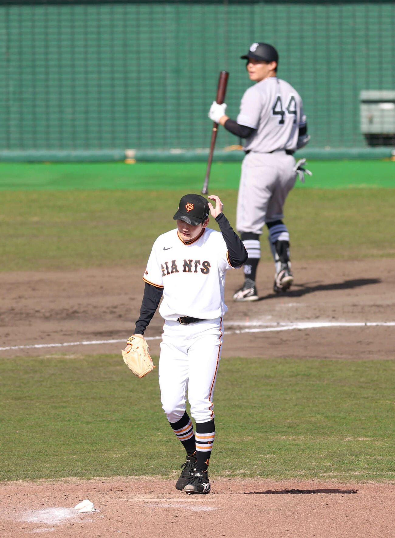 巨人紅白戦　6回表紅組の攻撃で登板した竹丸は佐々木を三振に抑える（撮影・増田悦実）