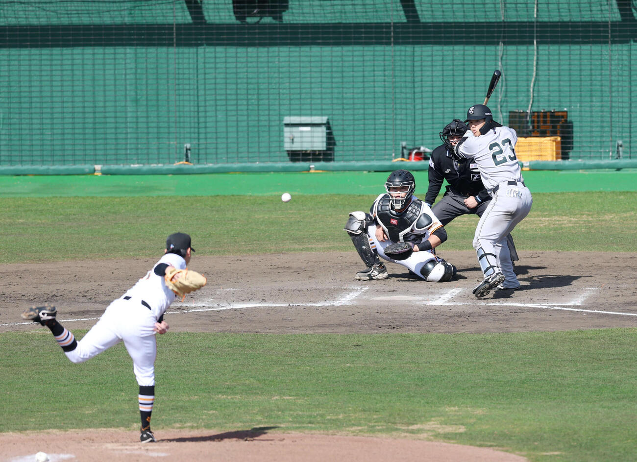 巨人紅白戦　6回表紅組の攻撃で登板した竹丸は石塚を三振に抑える（撮影・増田悦実）