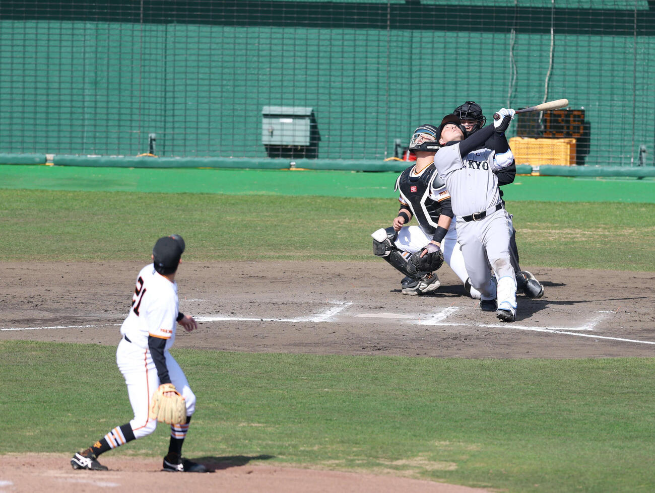巨人紅白戦　6回表紅組の攻撃で登板した竹丸は岸田を捕邪飛に抑える（撮影・増田悦実）