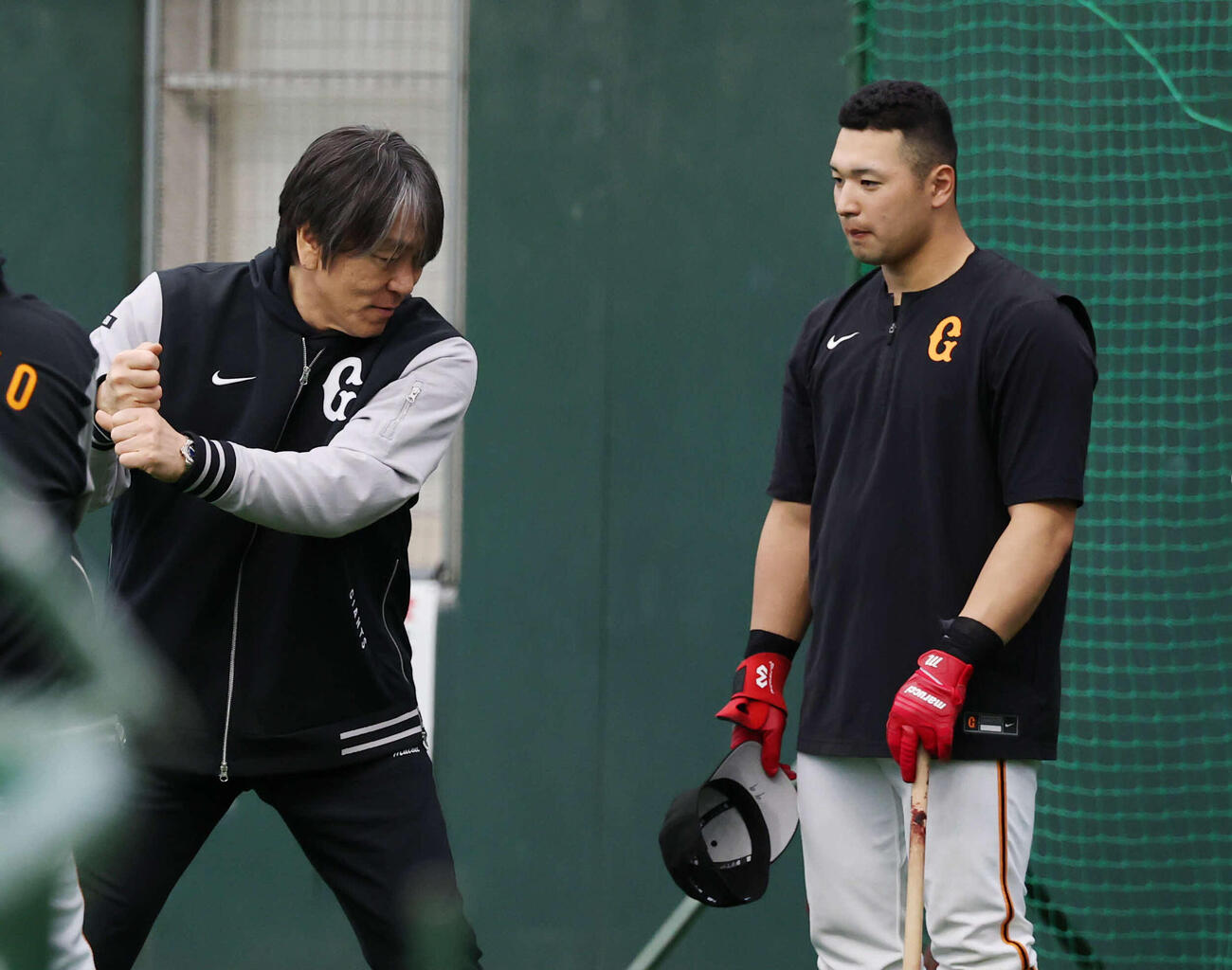 巨人藤井（右）は松井秀喜臨時コーチに教えを請う（撮影・増田悦実）